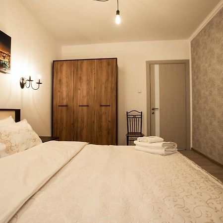 Ultra Lux 3 Rooms Apartment Near Arena City Kiev Esterno foto